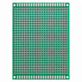 Placa PCB universal perforada verde sobre fondo blanco
